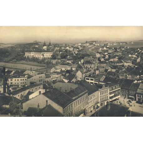 Pohled z věže na baziliku a Týn 1938